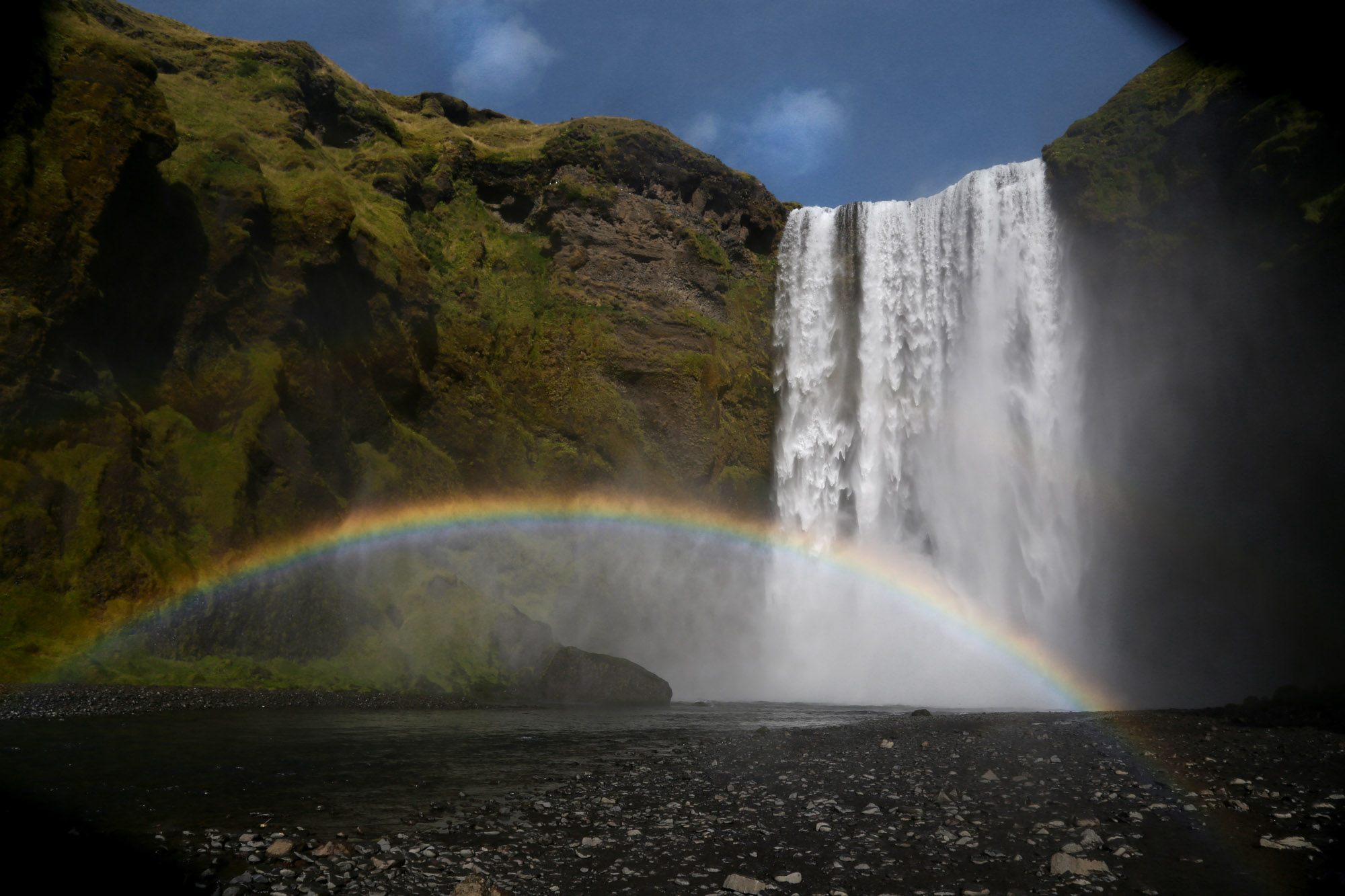 Arcobaleno sulla cascata di Skógafoss, Islanda