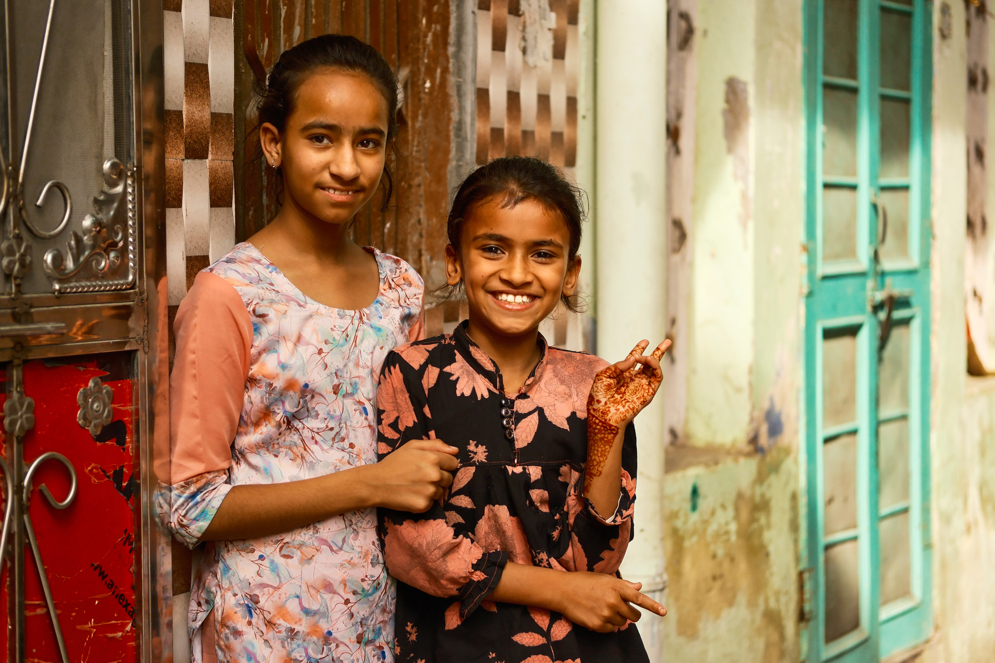 Bambine sorridenti con l'henné, Varanasi, Uttar Pradesh, India