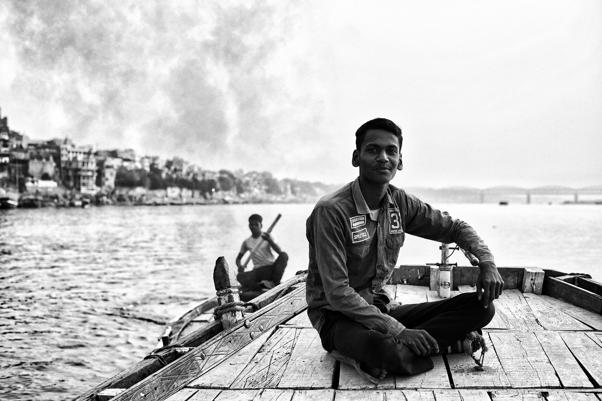 Barcaiolo sul Gange, Varanasi, Uttar Pradesh, India. Fotografia in bianco e nero
