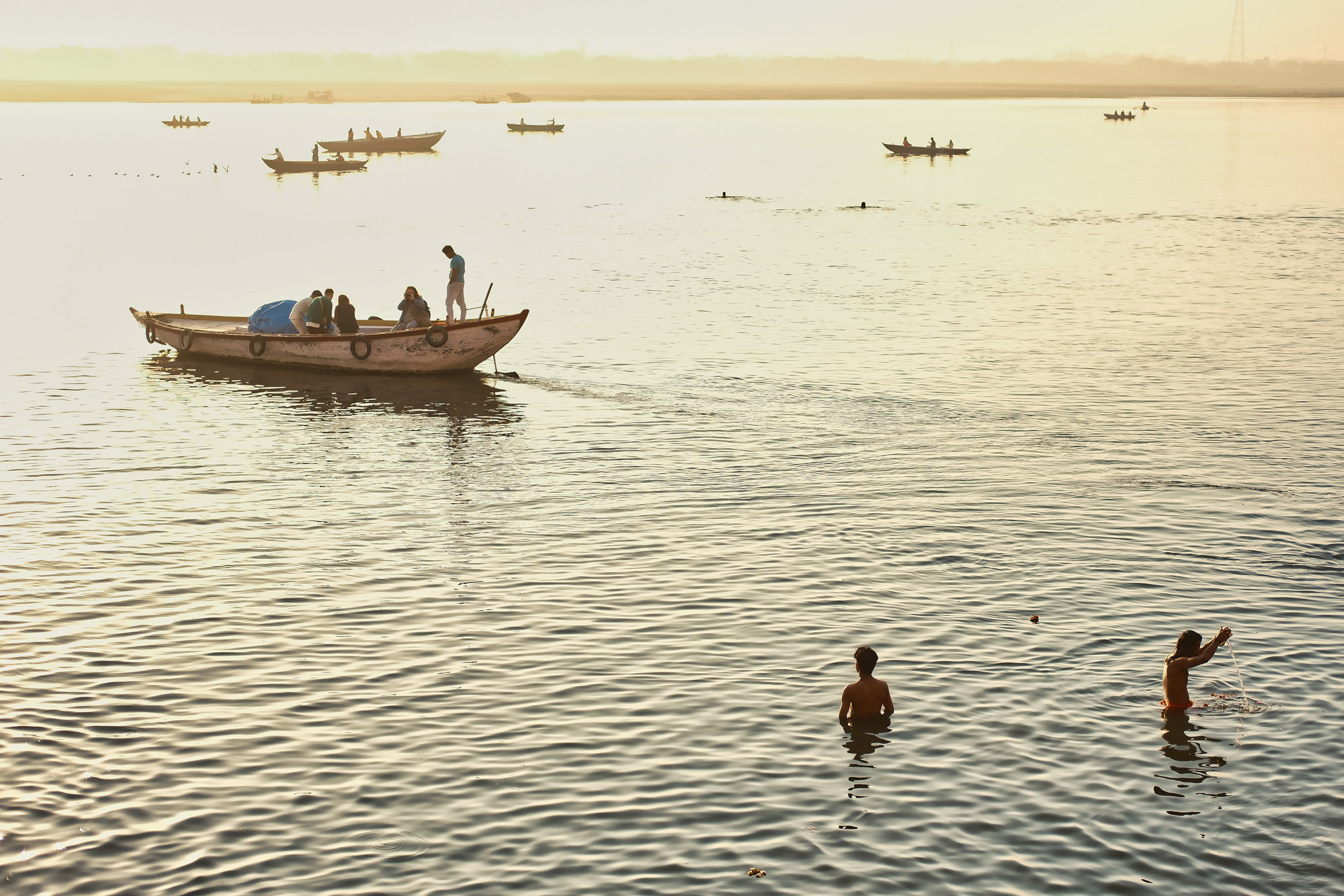 Barche e bagnanti nel Gange all'alba, Varanasi, Uttar Pradesh, India