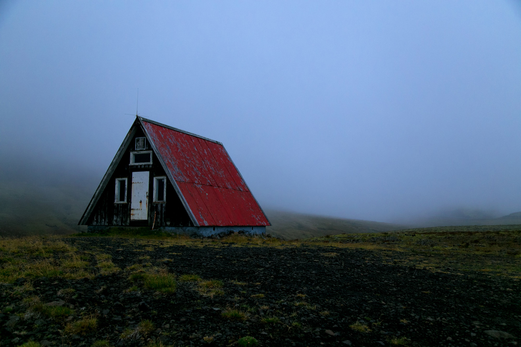 Casa con il tetto rosso nella nebbia, Islanda