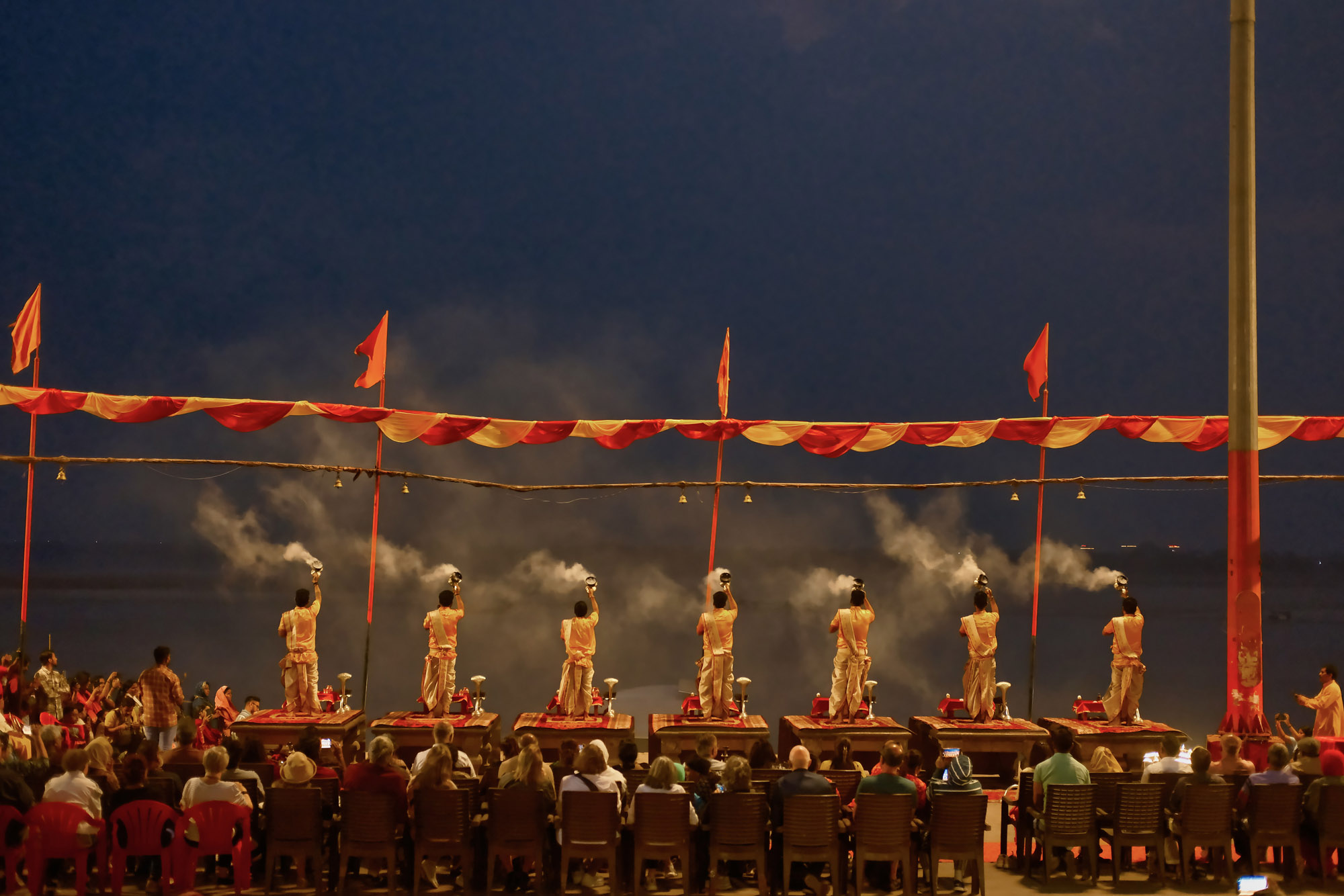 Sacerdoti durante il Ganga Aarti sui ghat di Varanasi, Uttar Pradesh, India
