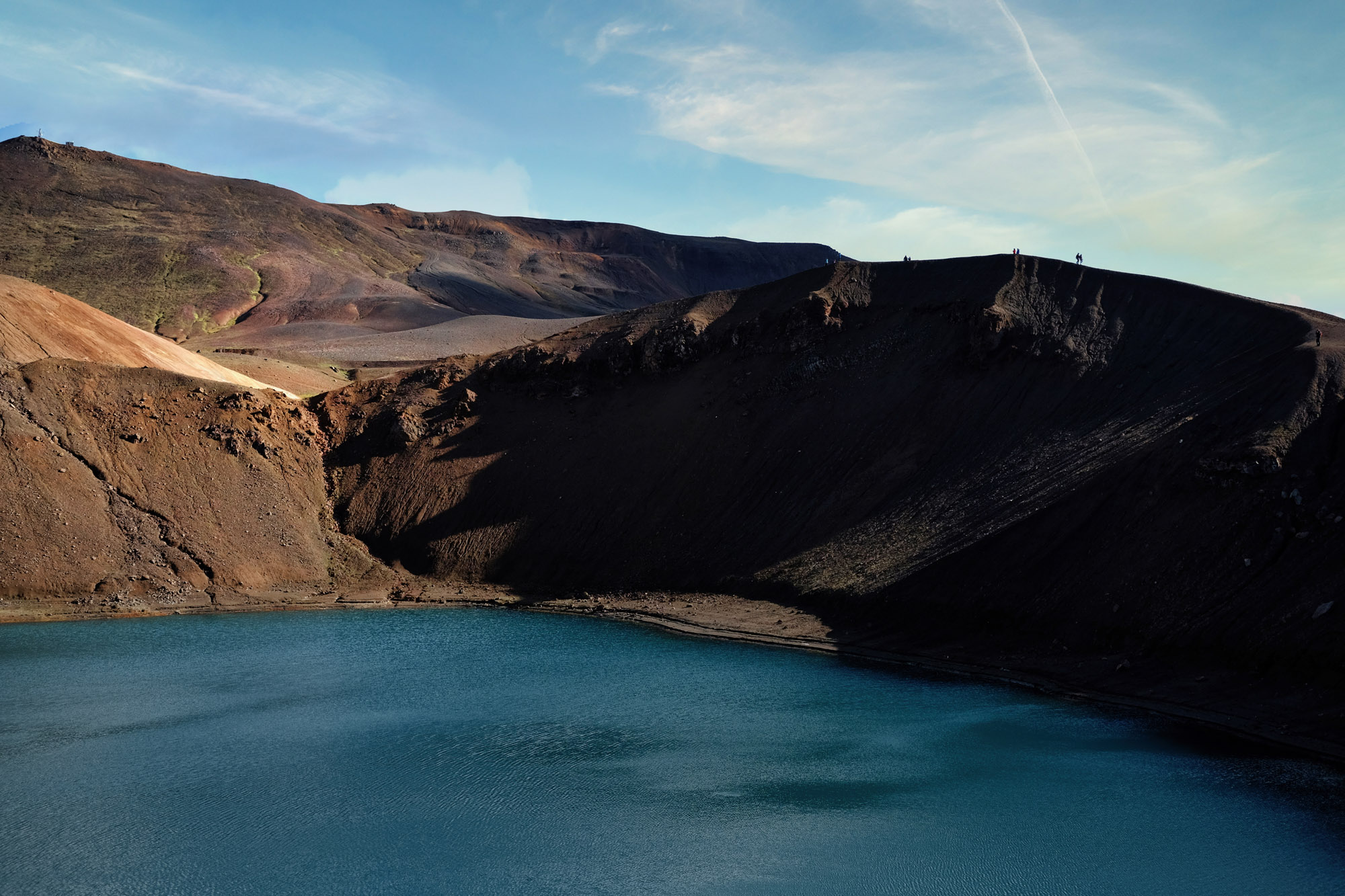 Lago in un cratere vulcanico tra le colline, Islanda