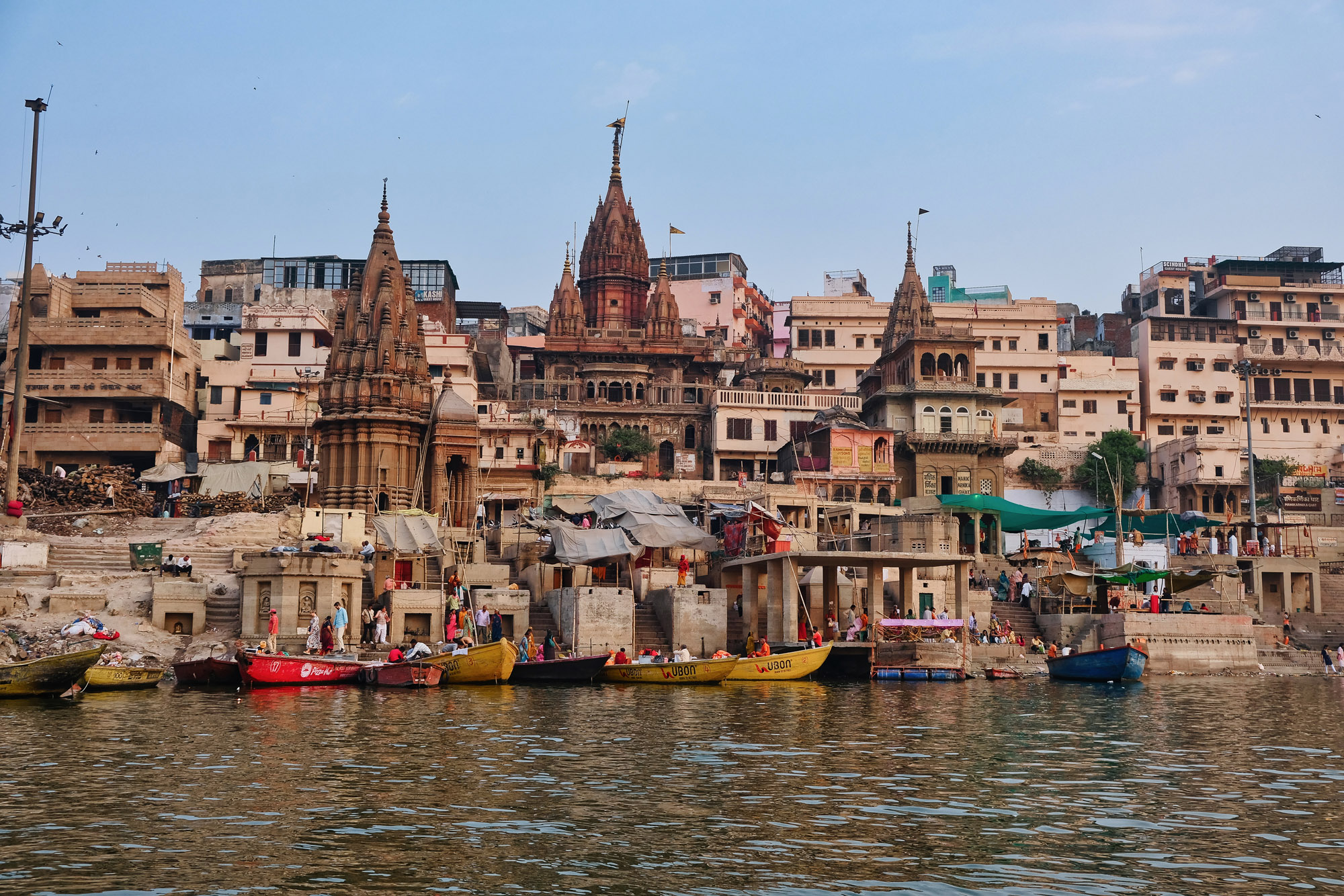 Templi del Manikarnika Ghat e barche sul Gange, Varanasi, Uttar Pradesh, India