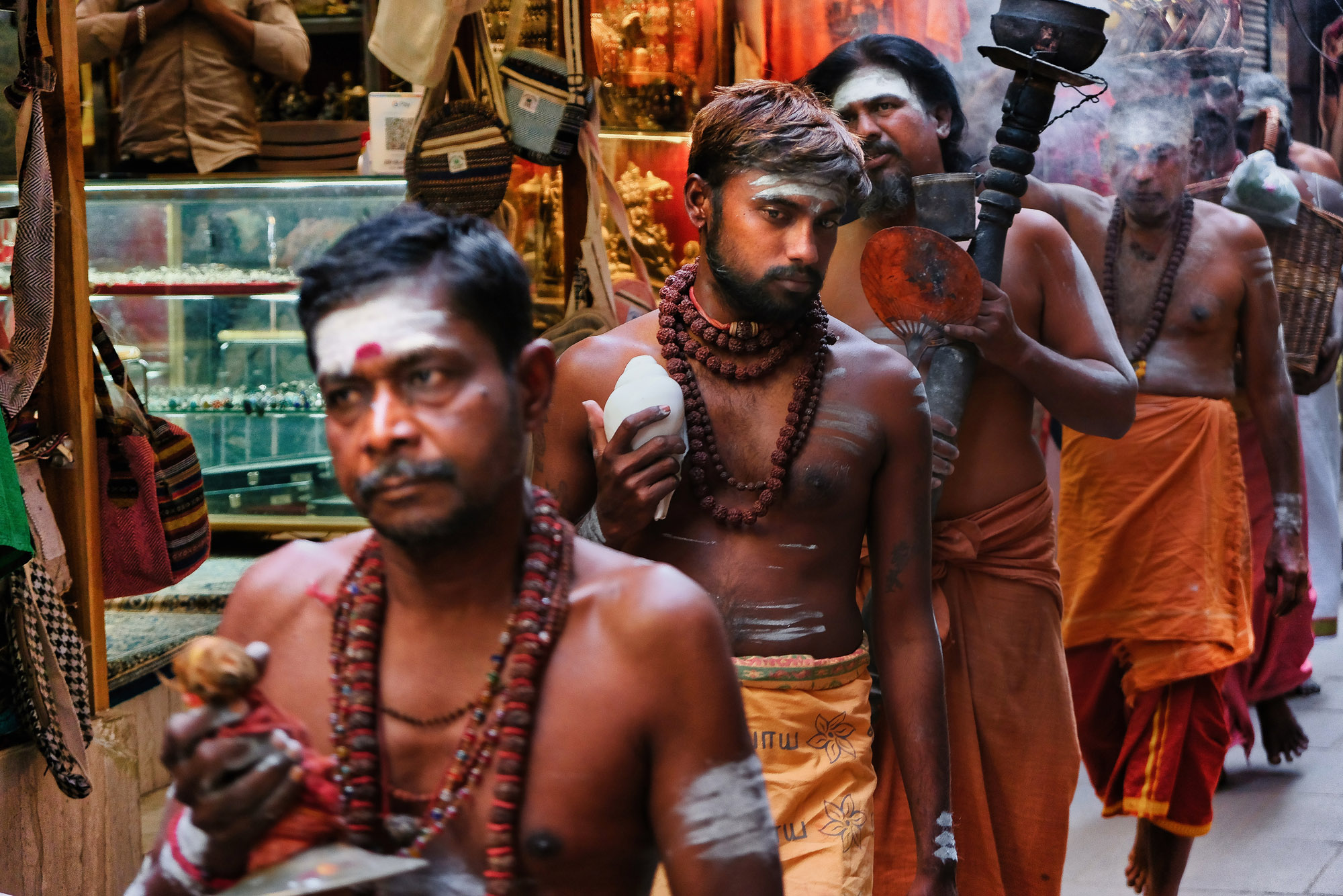 Processione di devoti shivaiti coperti di cenere, Varanasi, Uttar Pradesh, India