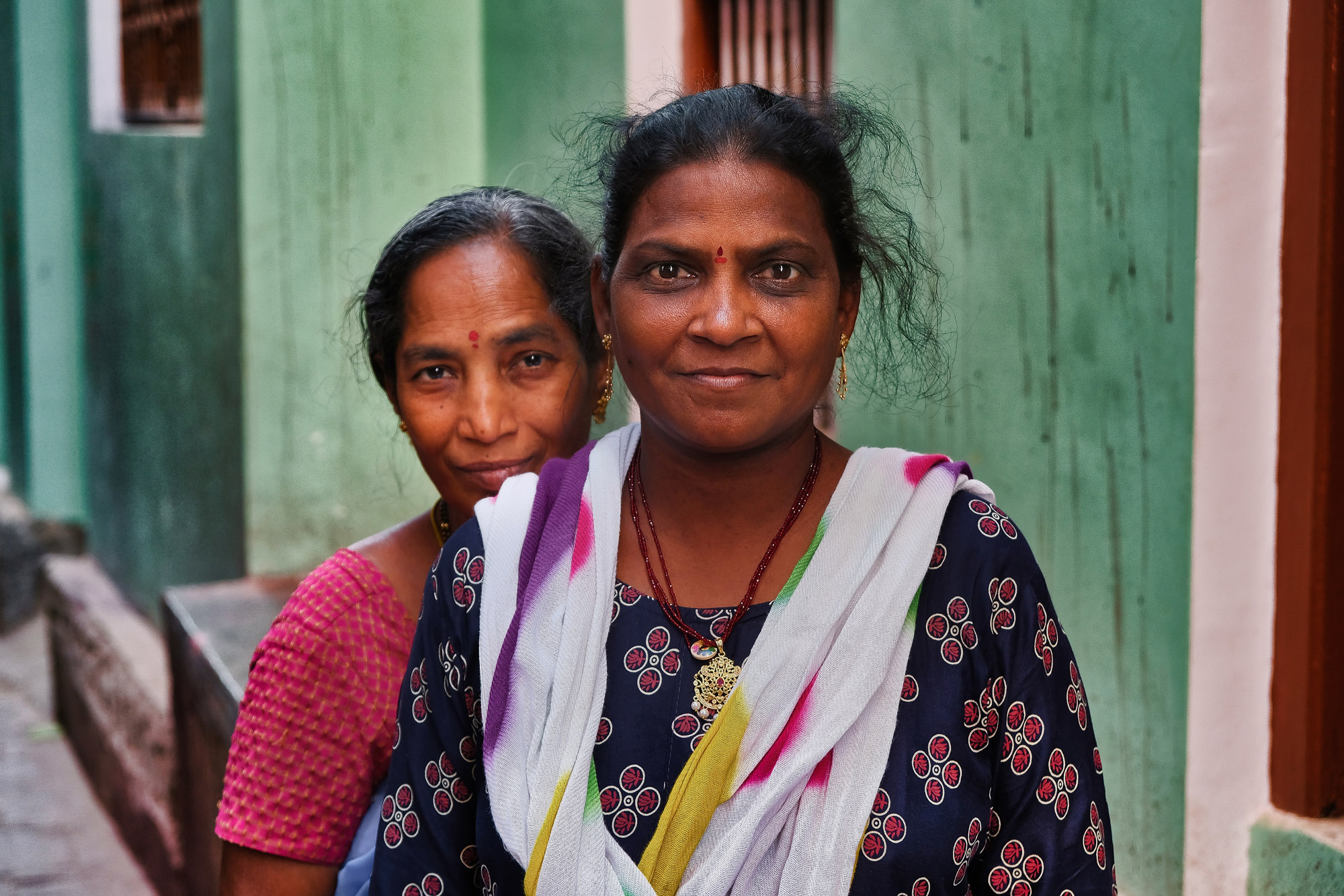 Ritratto di due donne davanti a un muro verde, Varanasi, Uttar Pradesh, India
