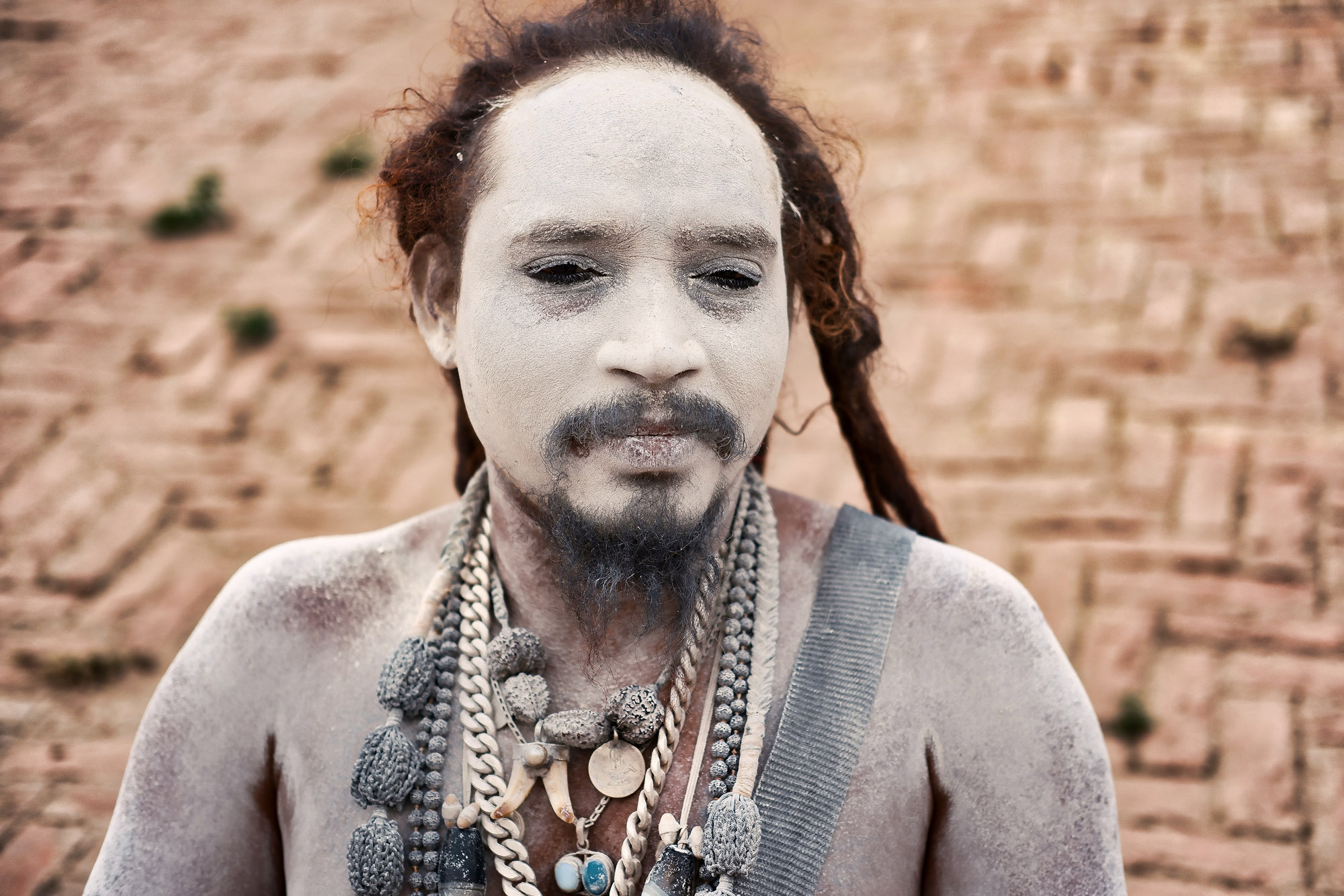 Ritratto di un sadhu aghori coperto di cenere, Varanasi, Uttar Pradesh, India