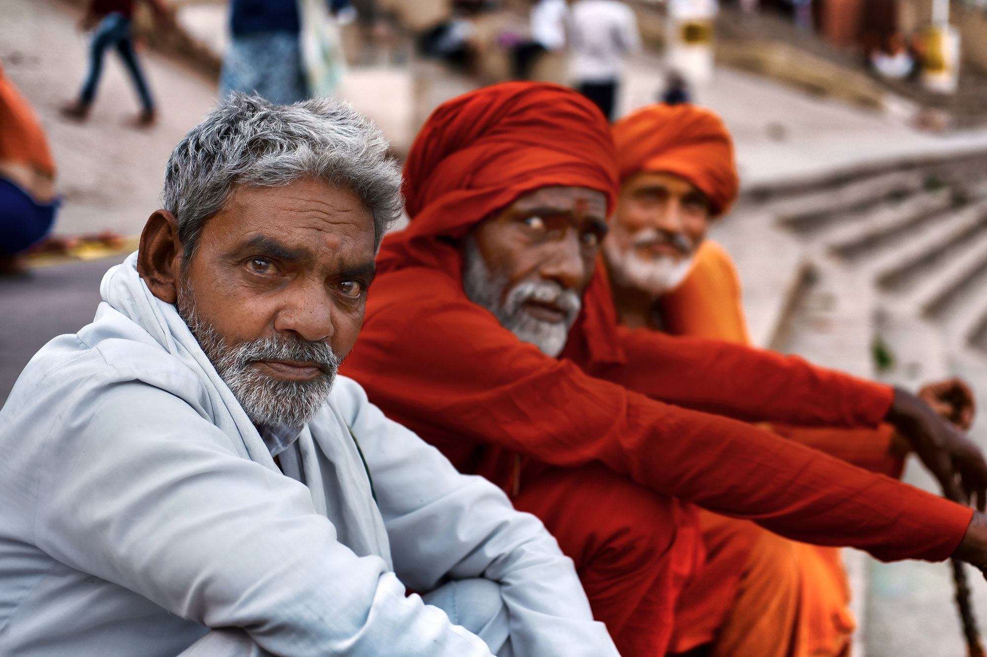 Ritratto di sadhu sui ghat di Varanasi, Uttar Pradesh, India