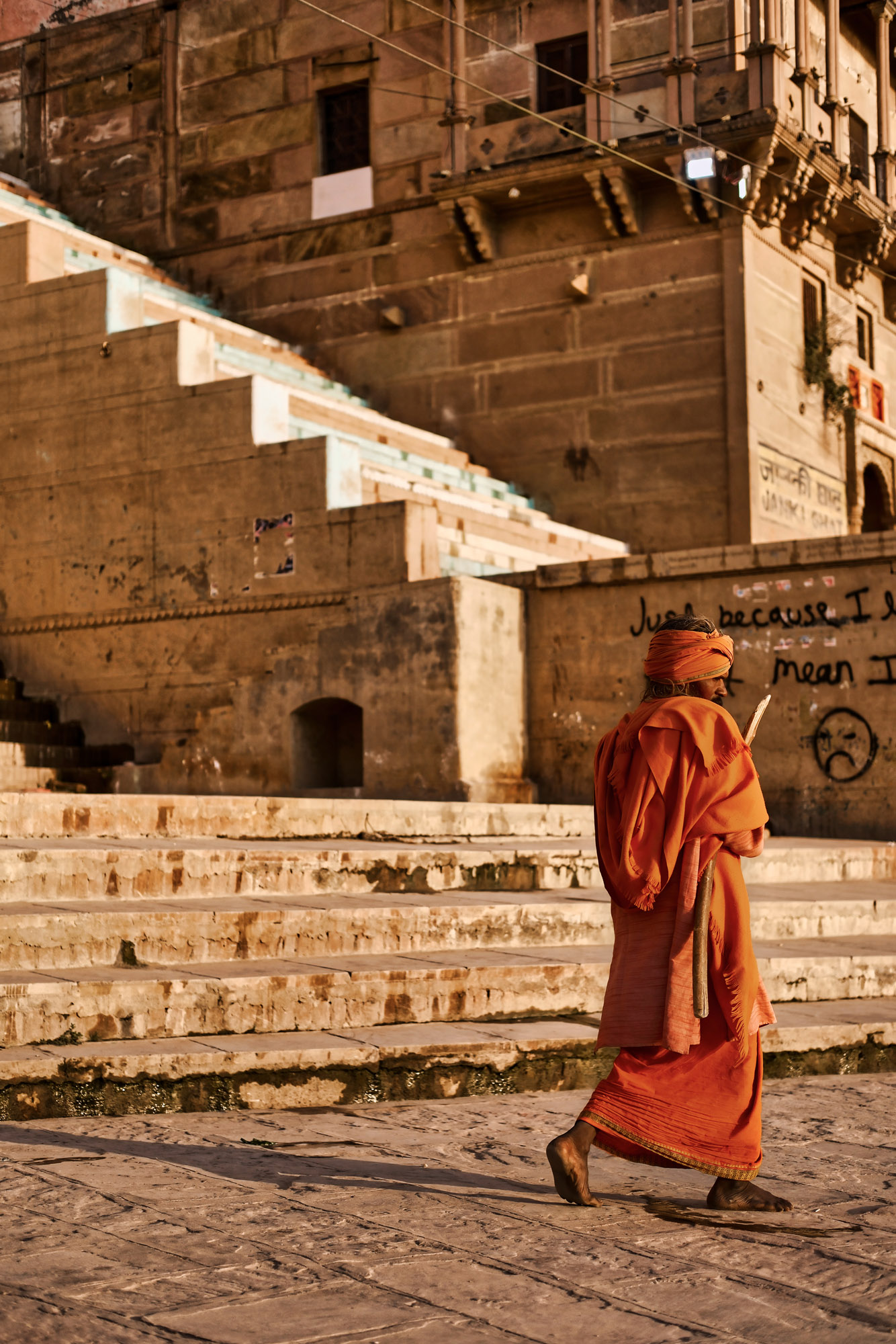 Sadhu con la veste arancione sui ghat di Varanasi, Uttar Pradesh, India