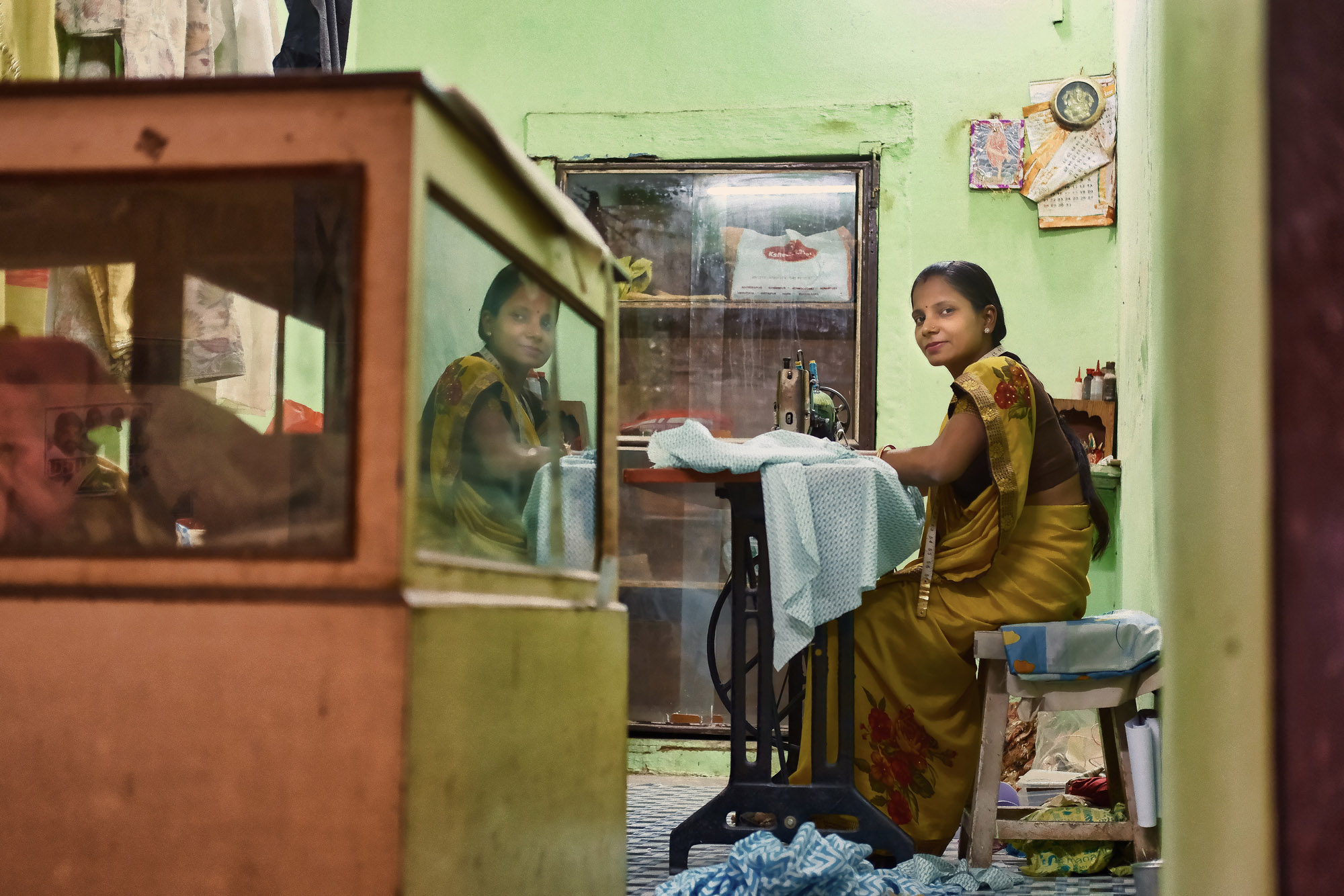 Sarta alla macchina da cucire, Varanasi, Uttar Pradesh, India