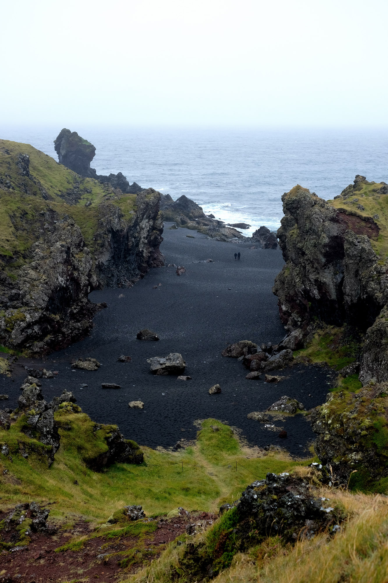 Spiaggia nera e scogliere sull'oceano, Islanda