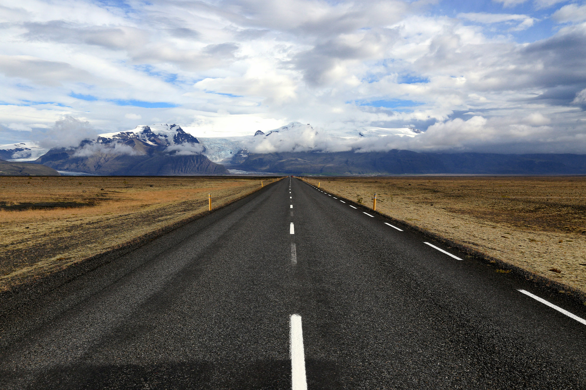 Strada verso il ghiacciaio e le montagne innevate, Islanda